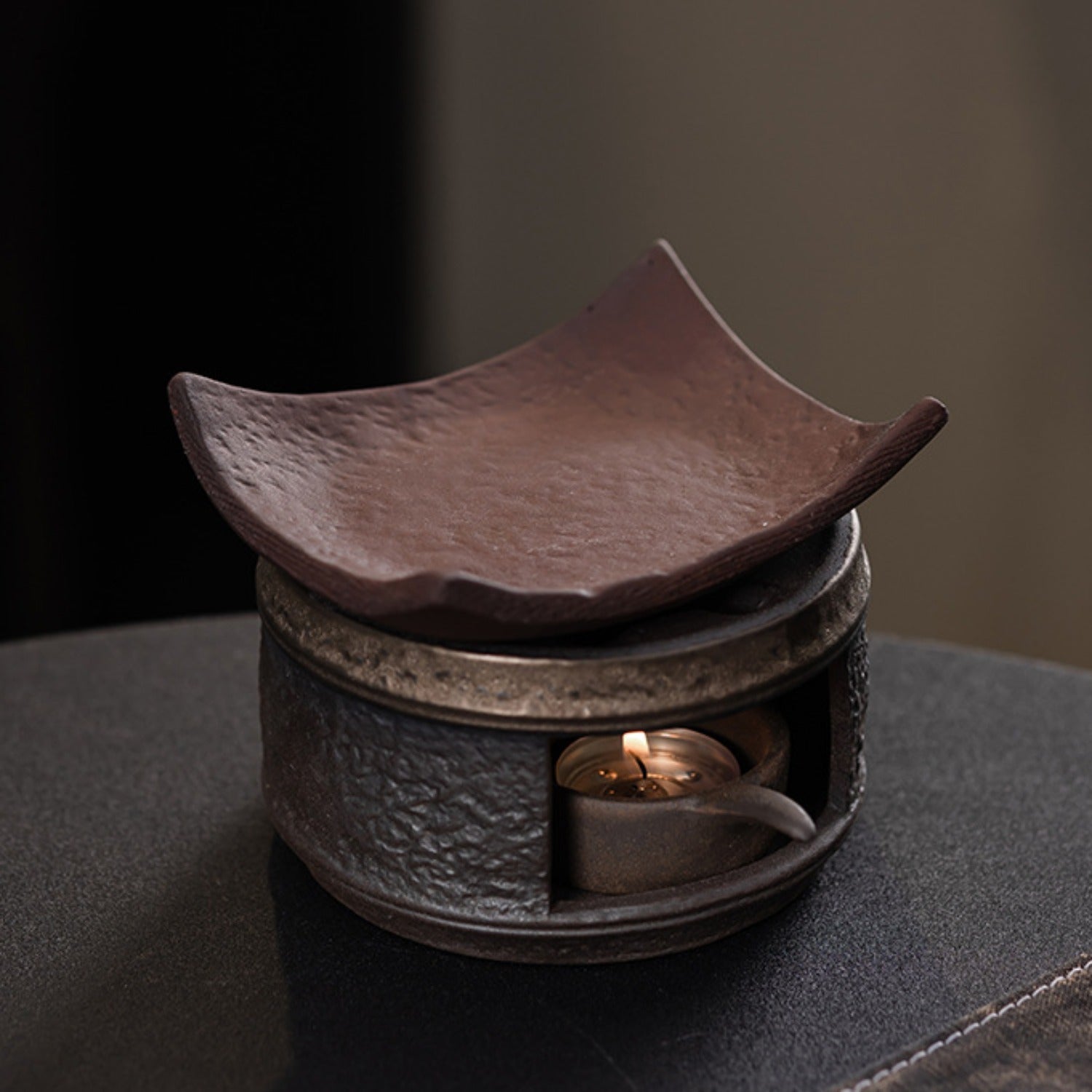 Handcrafted Ceramic Oil Burner Featuring a Tealight, Perfect for Melting Candle Wax And Enhancing Your for Home Or Bedroom with Soothing Aromas. Ideal for Meditation And Relaxation Gifts