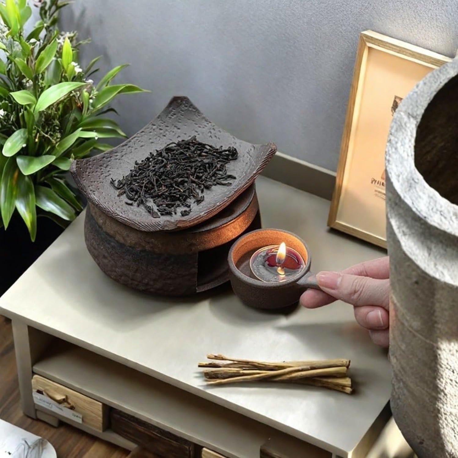 Handcrafted Ceramic Oil Burner Featuring a Tealight, Perfect for Melting Candle Wax And Enhancing Your for Home Or Bedroom with Soothing Aromas. Ideal for Meditation And Relaxation Gifts