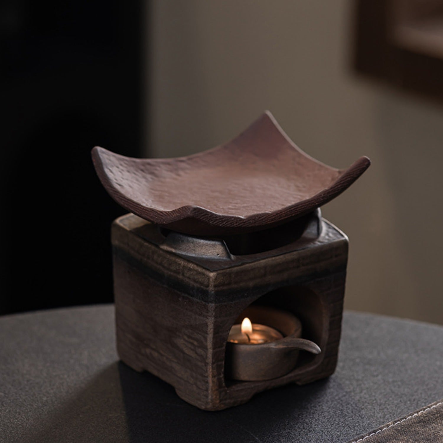 Handcrafted Ceramic Oil Burner Featuring a Tealight, Perfect for Melting Candle Wax And Enhancing Your for Home Or Bedroom with Soothing Aromas. Ideal for Meditation And Relaxation Gifts